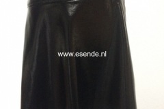 Zwart  lakleren iets gerende  rok.