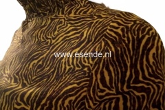 Okergele viscose top met fantasieprint en smock afwerking aan hals en mouwen.