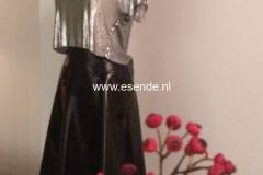 Zwart  lakleren iets gerende  rok. met metal mesh shirt