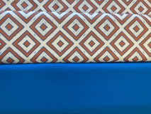 Grafische hippe print felblauw en oranje