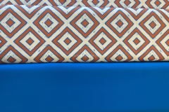 Grafische hippe print felblauw en oranje